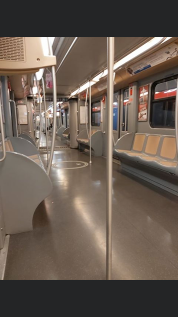 La linea rossa della metropolitana, direzione Roh-Fiera, è vuota questa mattina.