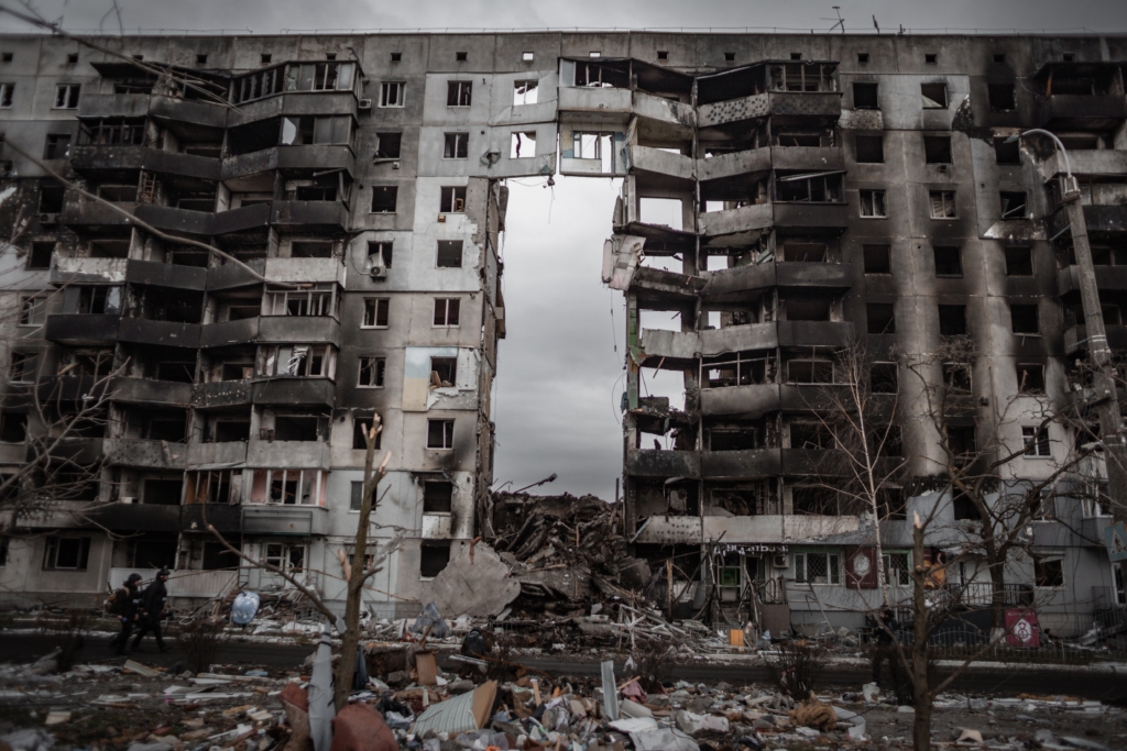 Palazzo sventrato di Mariupol, Ucraina: simbolo della distruzione causata dalla guerra