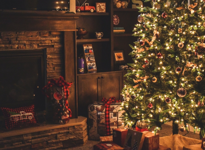 Albero di Natale con luci e regali sotto