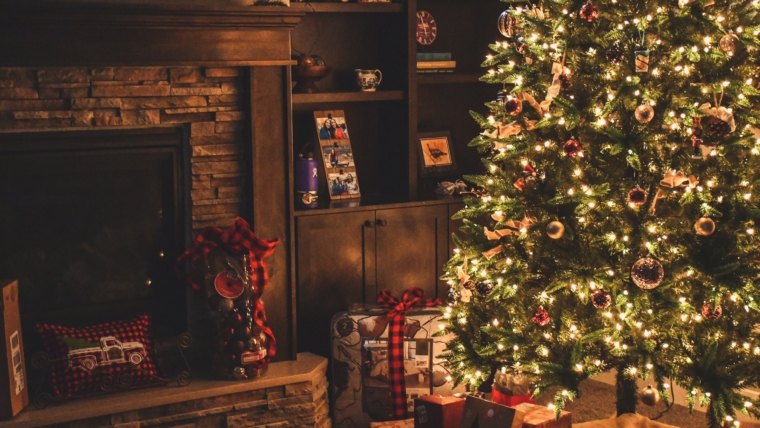 Albero di Natale con luci e regali sotto